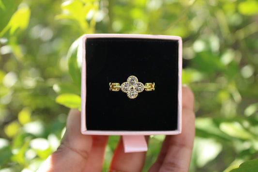 Clear Stone Clover Ring Gold